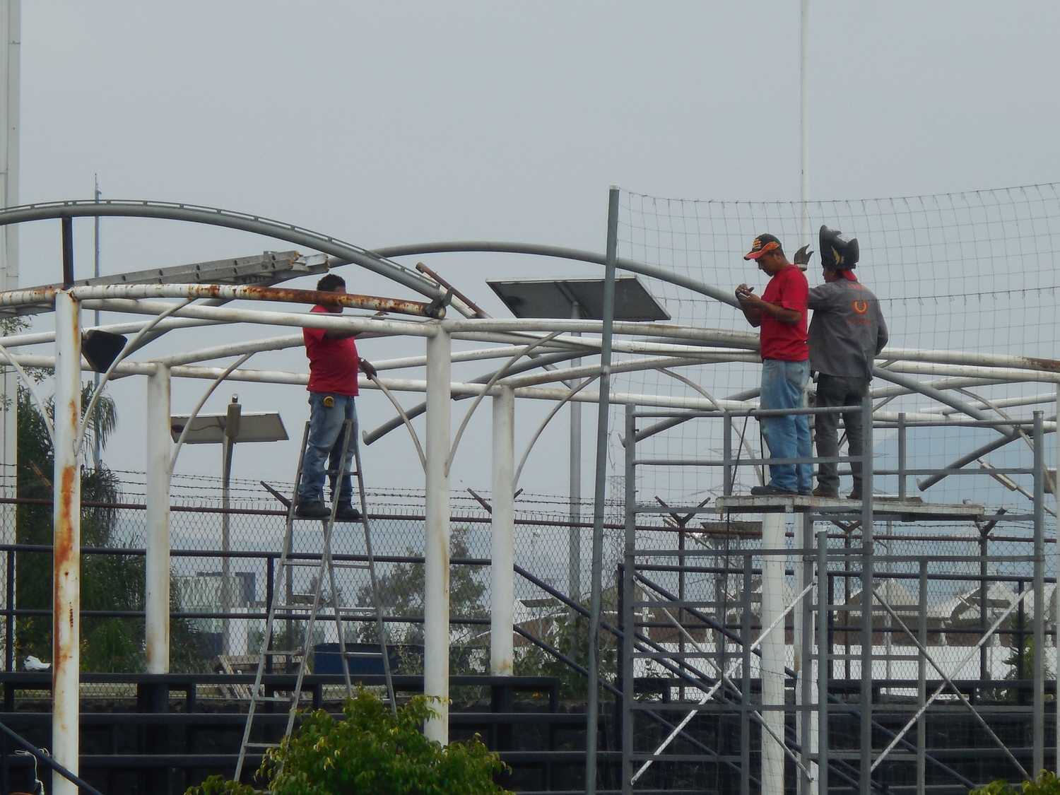  <span style="font-weight: bold;">Construcción de estructuras ligeras y toldos para comercios </span>